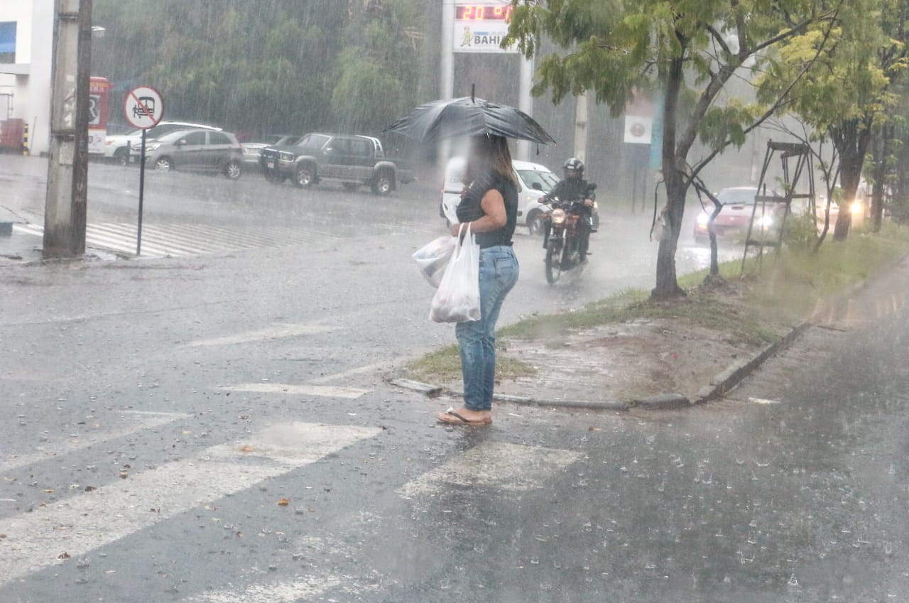 Meteorología pronostica domingo lluvioso y con tormentas para casi todo el país