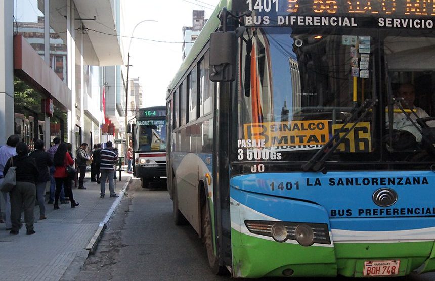 Empresarios de transporte anuncian paro total de buses desde este lunes