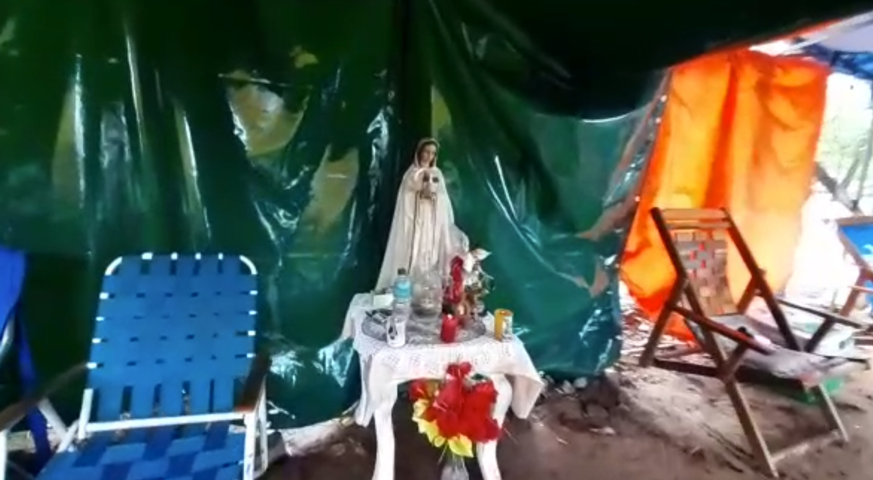INERAM tiene un “Ángel” que regala medicamentos, comida y agua a familiares de internados: “Si lloramos, nos abraza y nos da fuerzas”