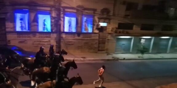Joven obligado a correr frente a caballos