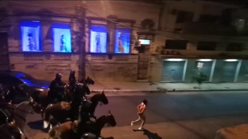 Joven obligado a correr frente a caballos