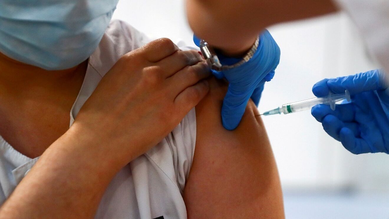 Salud prevé completar aplicación de primera dosis anti-COVID para médicos este fin de semana