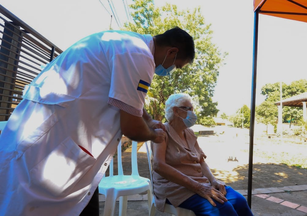 Salud lleva vacunados a casi 20 mil adultos mayores contra el COVID-19