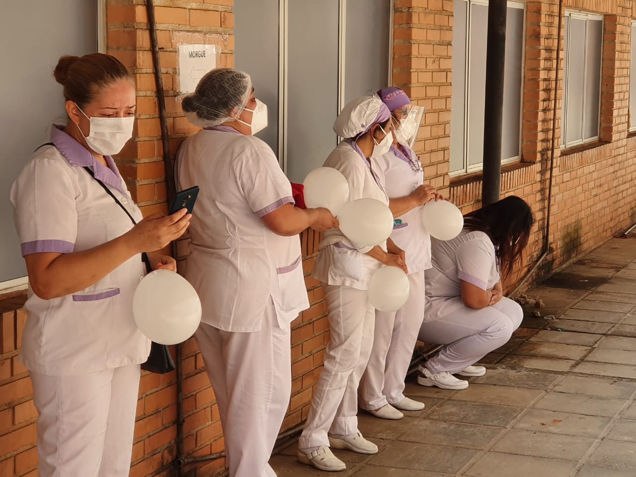 Tras vacunación disminuyeron casos graves de COVID-19 en personal de blanco, afirma gremio de enfermería