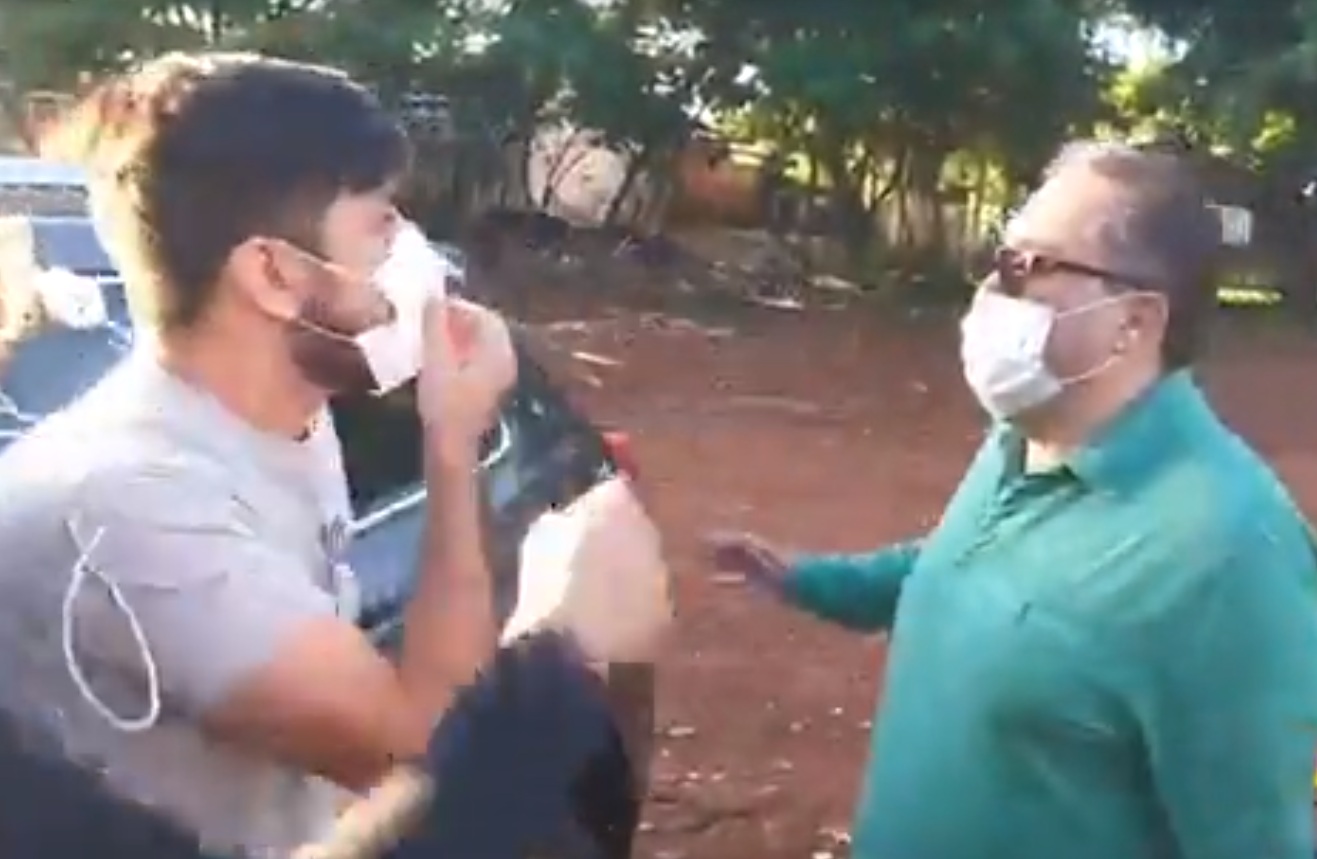 Escrache a supuesto “médico planillero” en Alto Paraná: Aseguran que cobra G. 34 millones entre Itaipú y hospital