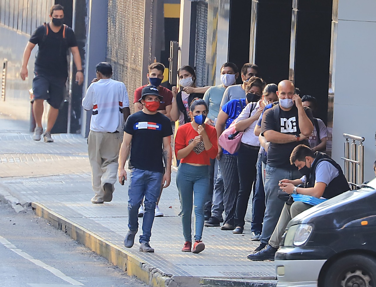 Esta semana se observa un leve descenso de casos de COVID-19 en Asunción y Central, pero situación es crítica a nivel país