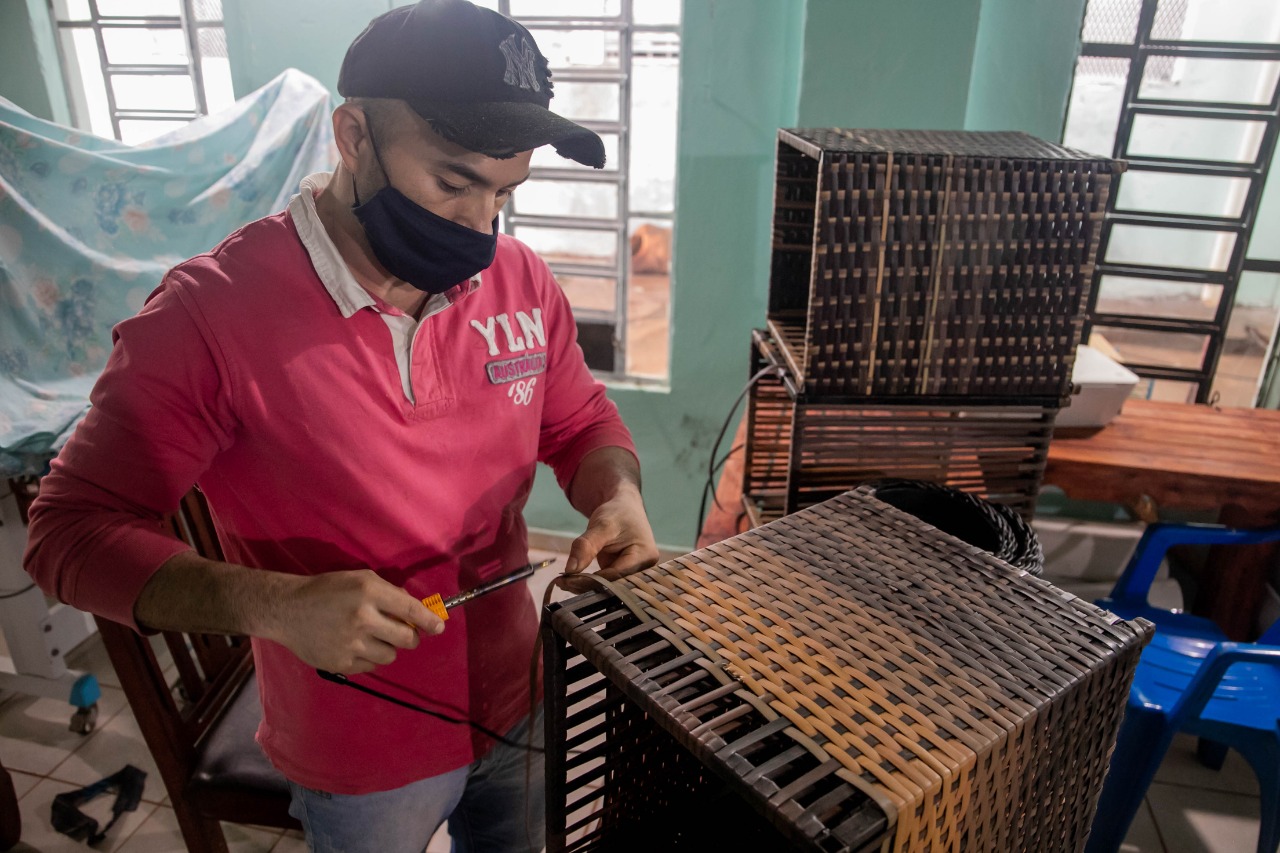 Aprendió a fabricar muebles de fibra en el penal y consiguió trabajo en una empresa