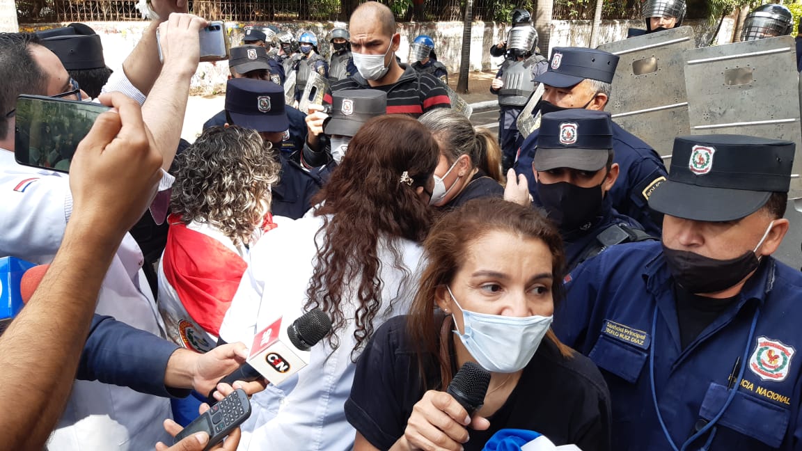 Incidentes entre médicos y policías en inmediaciones de Mburuvicha Róga
