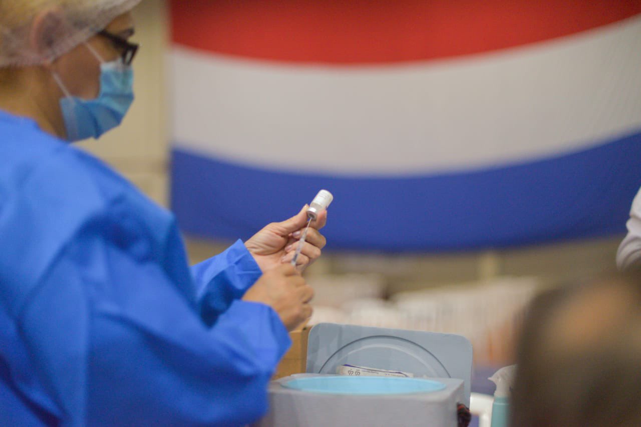 Salud se mantiene en realizar en simultáneo vacunaciones contra COVID e influenza