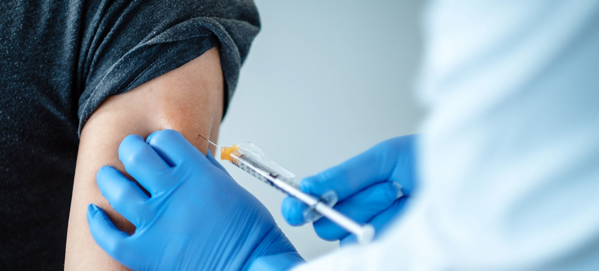 COVID-19: La OMS afirma que las vacunas funcionan contra “todas las variantes del virus”