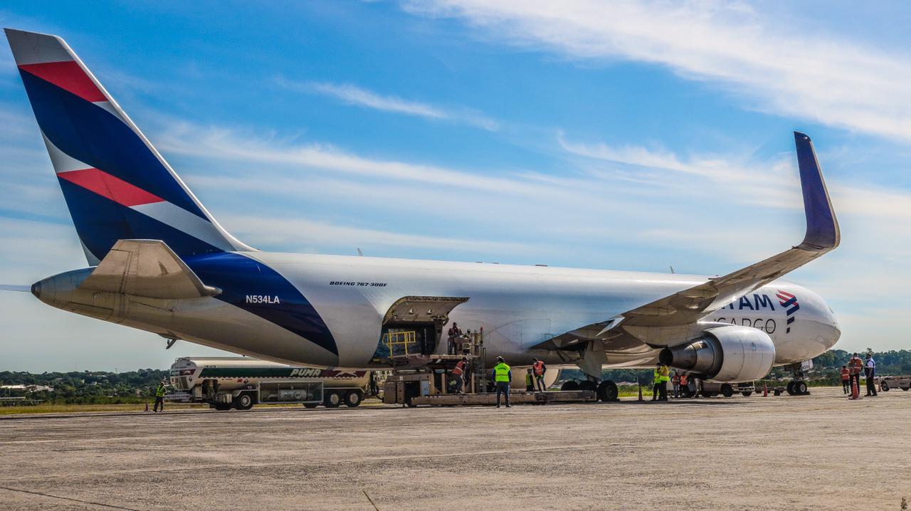 Llegaron 250 mil dosis anti-COVID de Emiratos Árabes Unidos