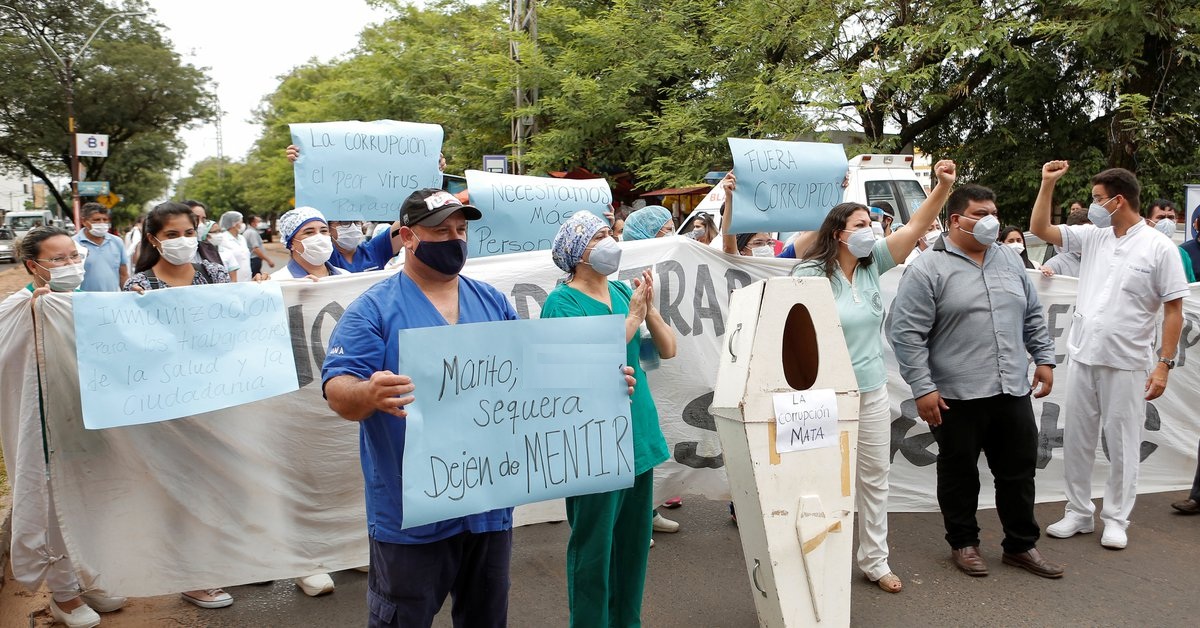 Enfermeros inician gran marcha frente a Ministerio de Salud