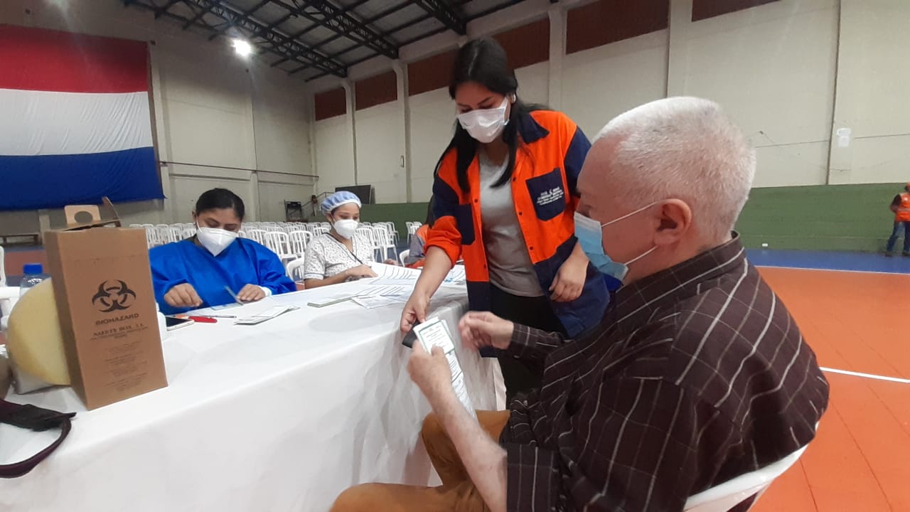 Salud inició vacunación a mayores de 70 años