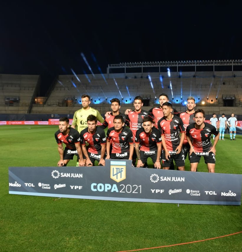 El humilde Colón aplasta al Racing 3 a 0 y se consagra campeón de la Copa de la Liga de Argentina, su primer título en 116 años de historia