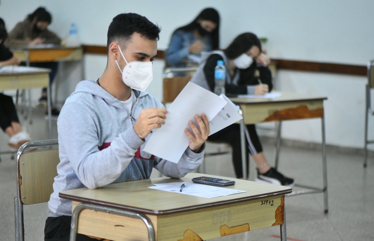 Becas Itaipú: Soló el 38% de los postulantes logró aprobar los exámenes