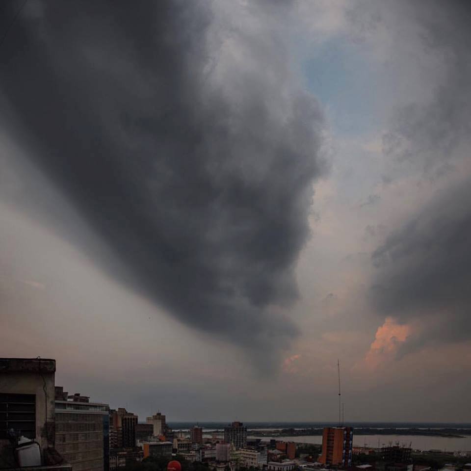 Jueves con lluvias, tormentas e ingreso de frente frío
