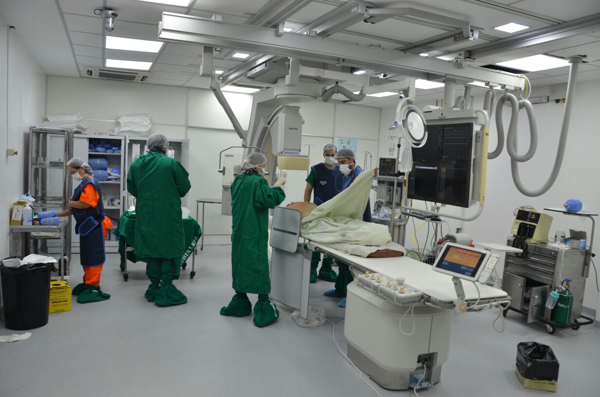 Clínicas posterga cirugías programadas priorizando equipos para pacientes COVID