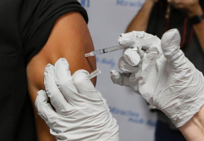 Uruguay aplicará una tercera dosis de Pfizer como refuerzo a todos los vacunados con la vacuna china Coronavac