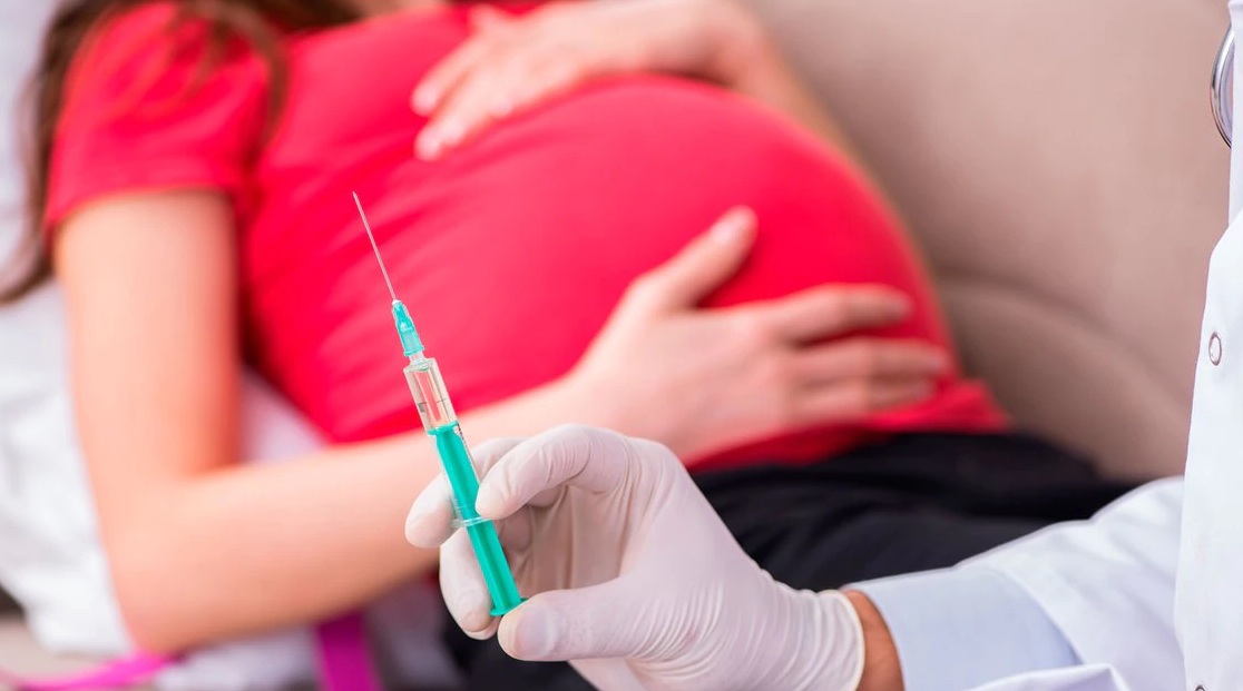 Embarazadas recibirán vacunas de Moderna, confirma Salud
