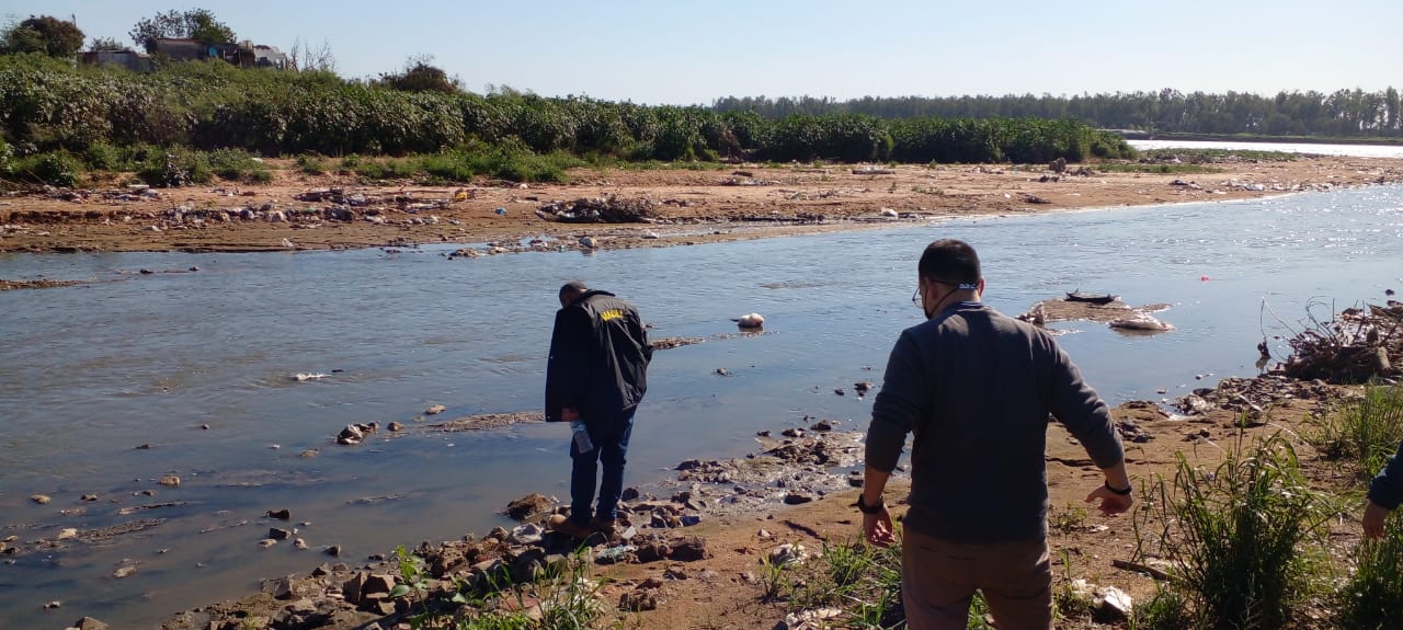 Verifican denuncia de supuesto derrame de efluentes en el Arroyo Mburicaó