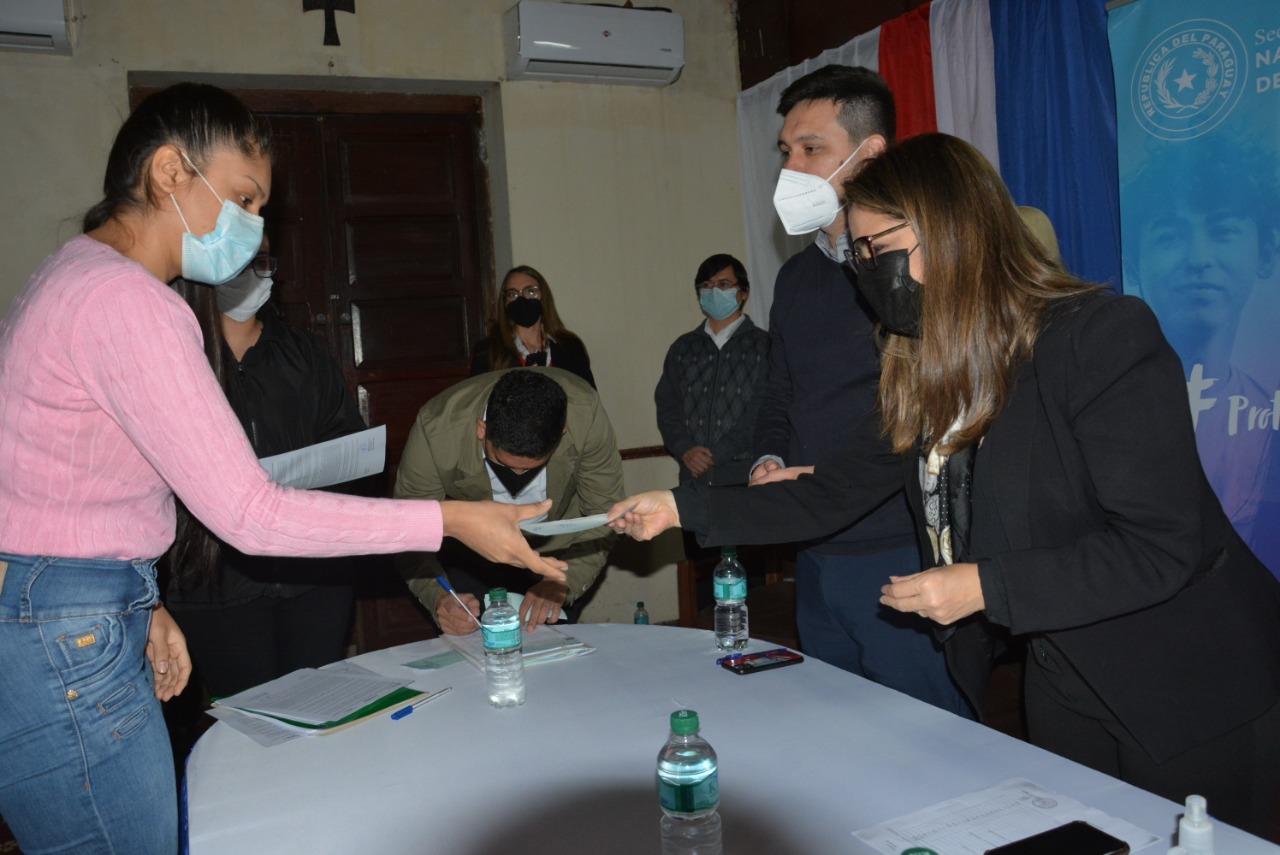 Entregan becas universitarias a mujeres del Buen Pastor