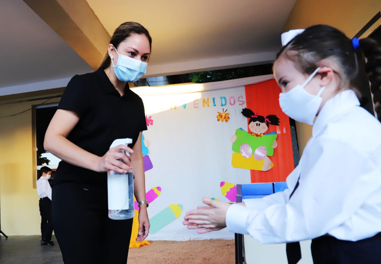 Si vacunación a docentes “va bien”, clases presenciales podrían retornar en 70% antes de fin de año lectivo, estima sindicato