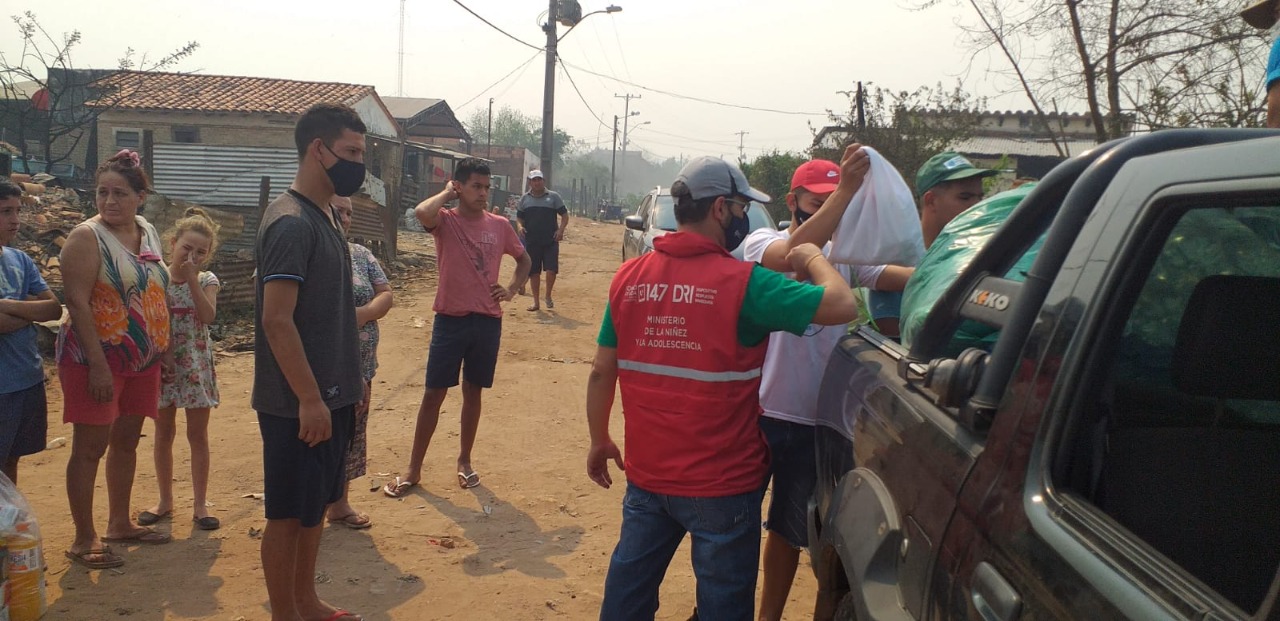 Niñez asiste a familias afectadas por el incendio en Bañado Sur