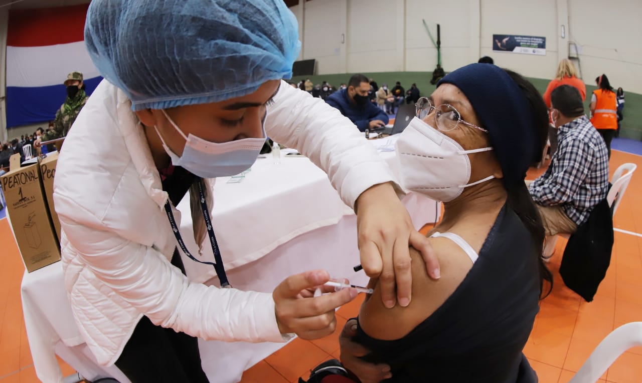 10 mil docentes aún deben vacunarse contra el COVID-19