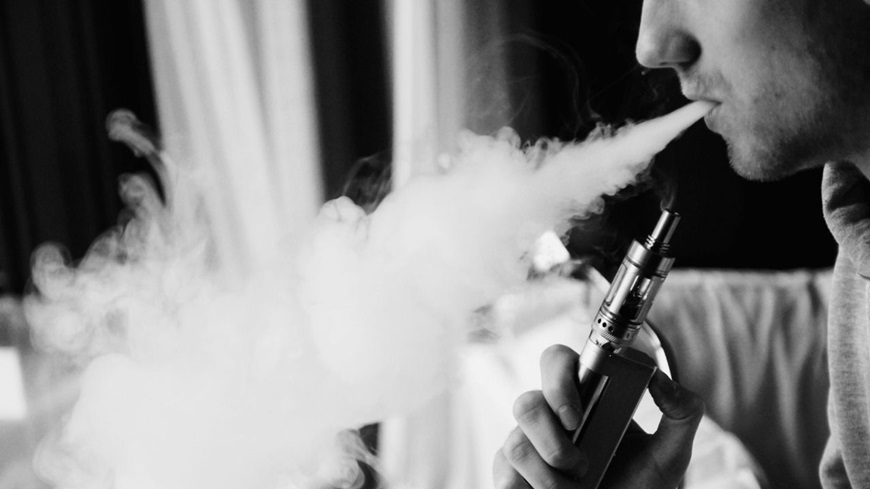 ¿Son peligrosos los cigarrillos electrónicos y los vapeadores?