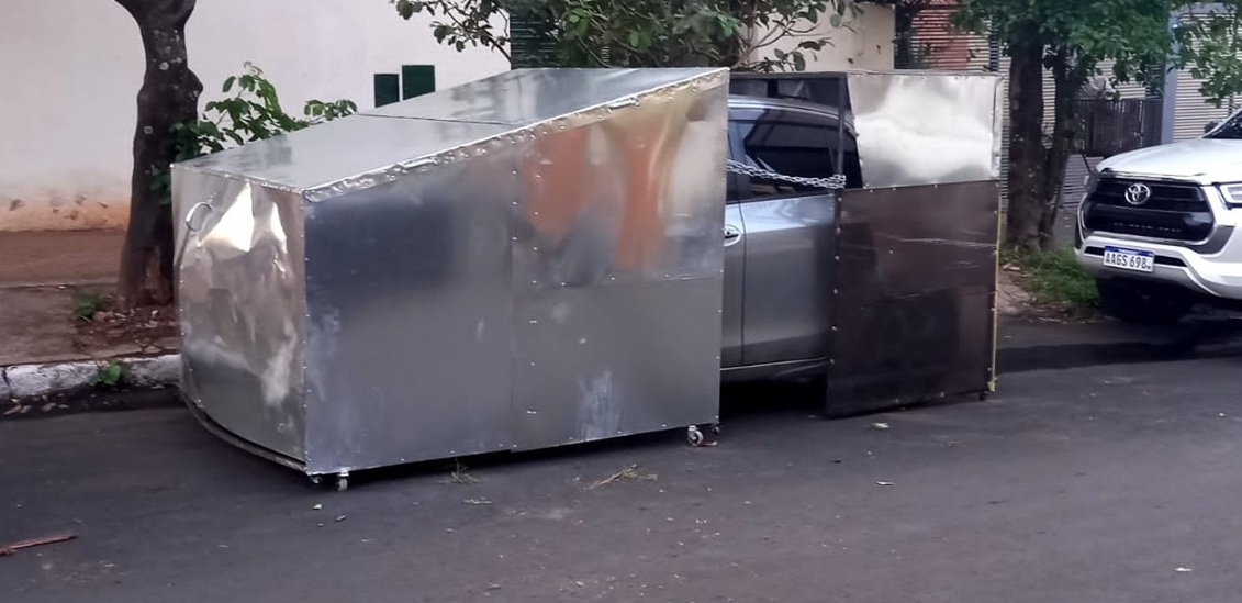 Solución ante inseguridad: “enjauló” su vehículo para que ya no le roben