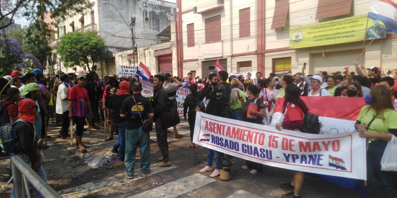 Campesinos se manifiestan en microcentro contra ley de “invasión” de tierras