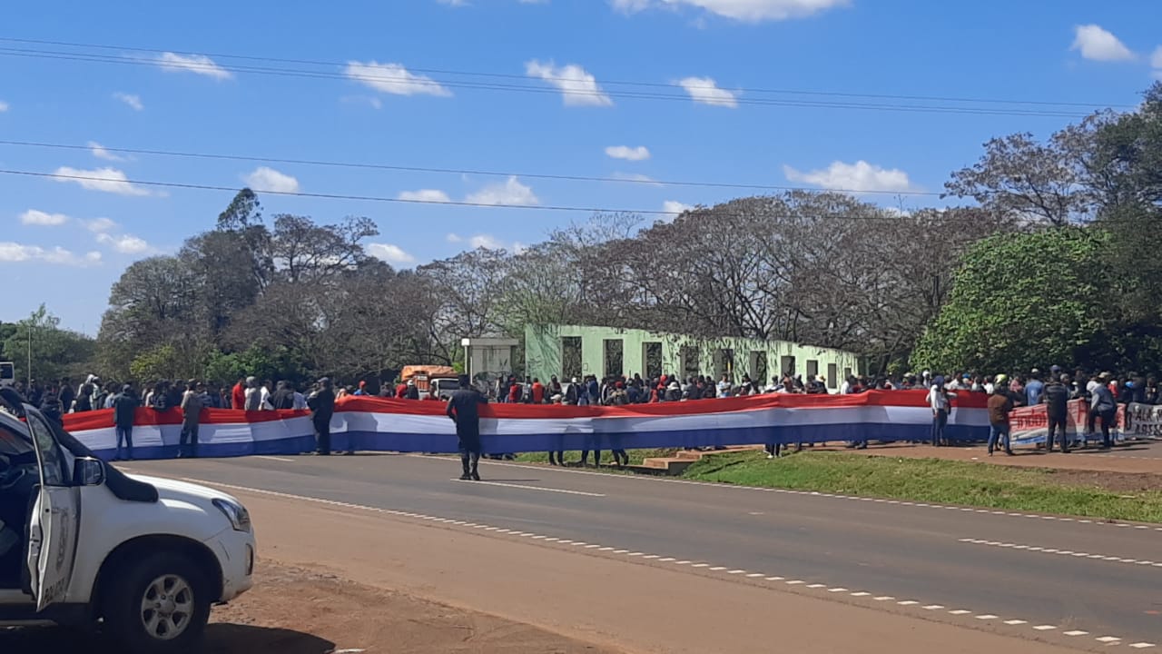 Manifestantes cierran rutas en Alto Paraná