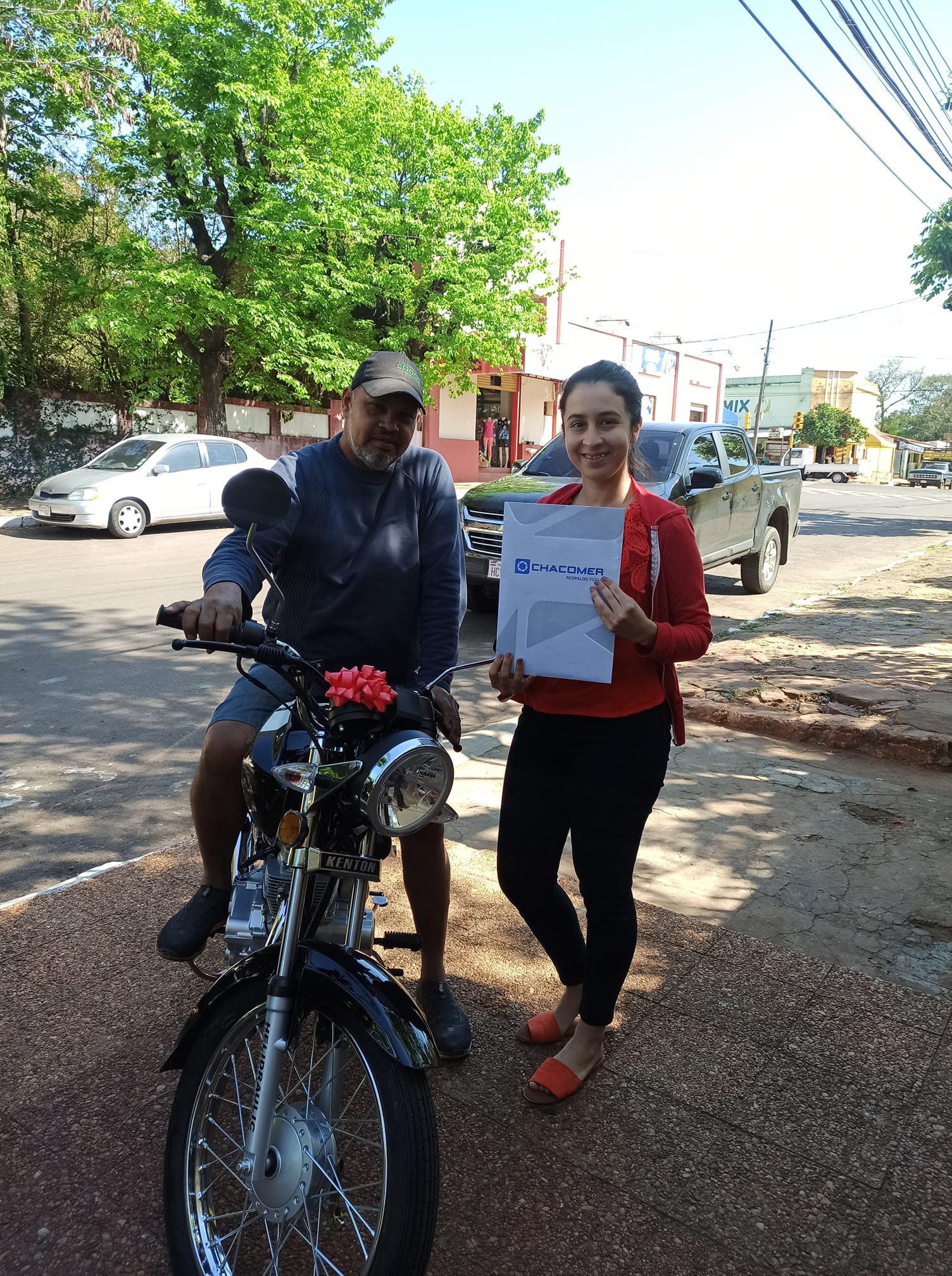 Arreglando zapatos su padrastro le pagó sus estudios y ella le agradece regalándole una moto