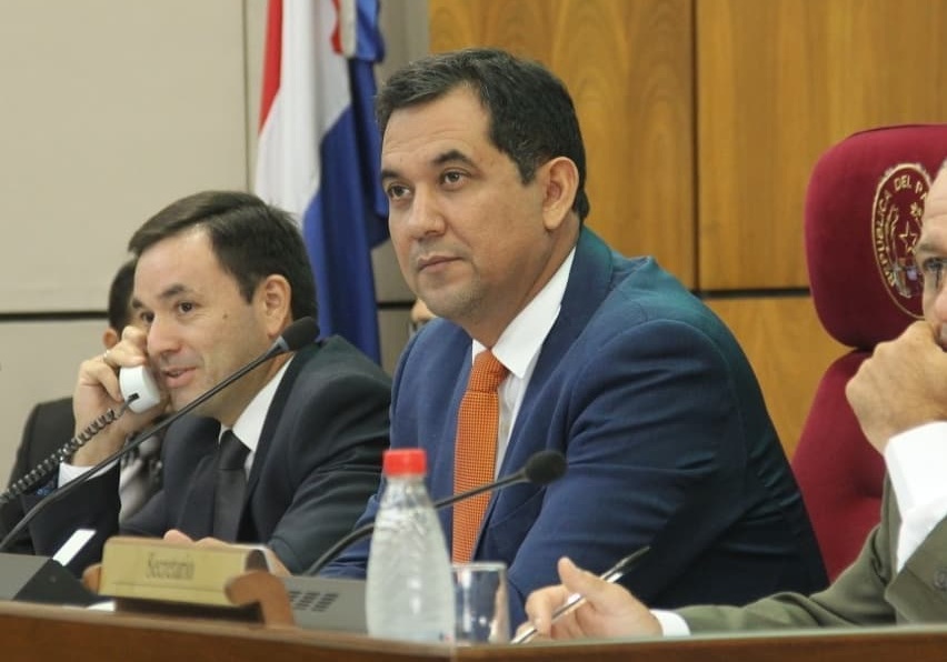 Denuncia es un “pase de factura” del director de Aduanas, según senador Arévalo