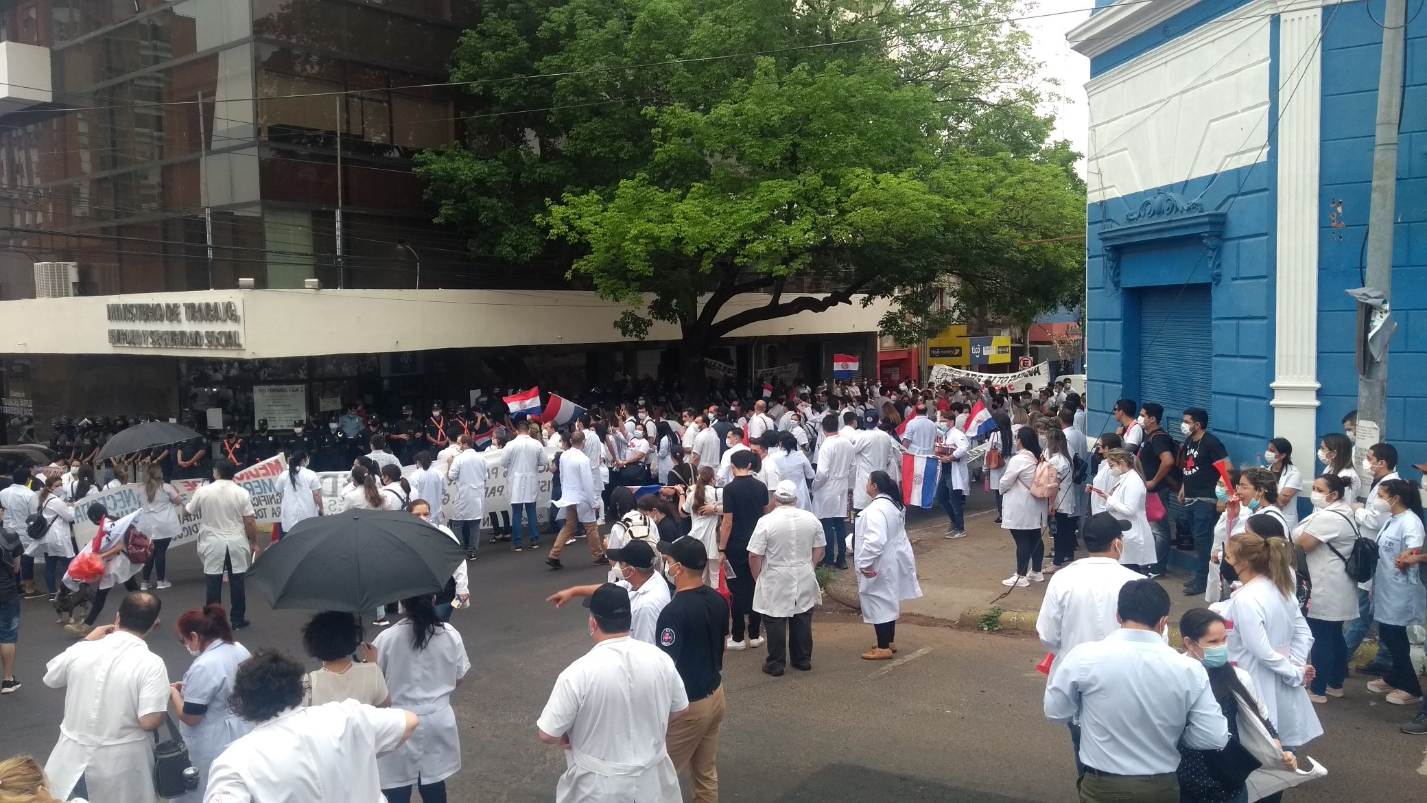 Sin acuerdo con Gobierno, médicos extenderán huelga por dos semanas