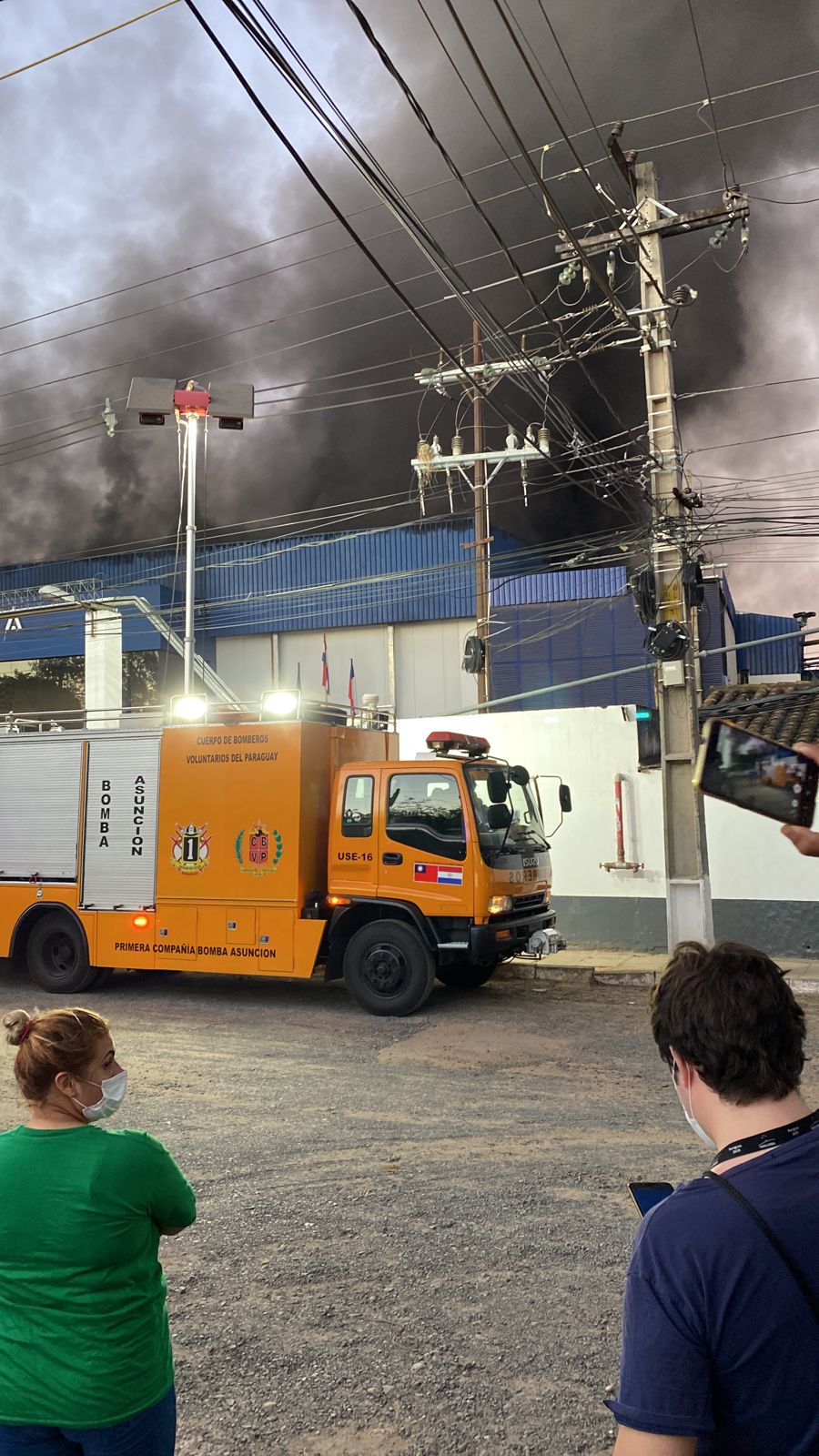 Bomberos declaran emergencia mayor por incendio en frigorífico de Asunción