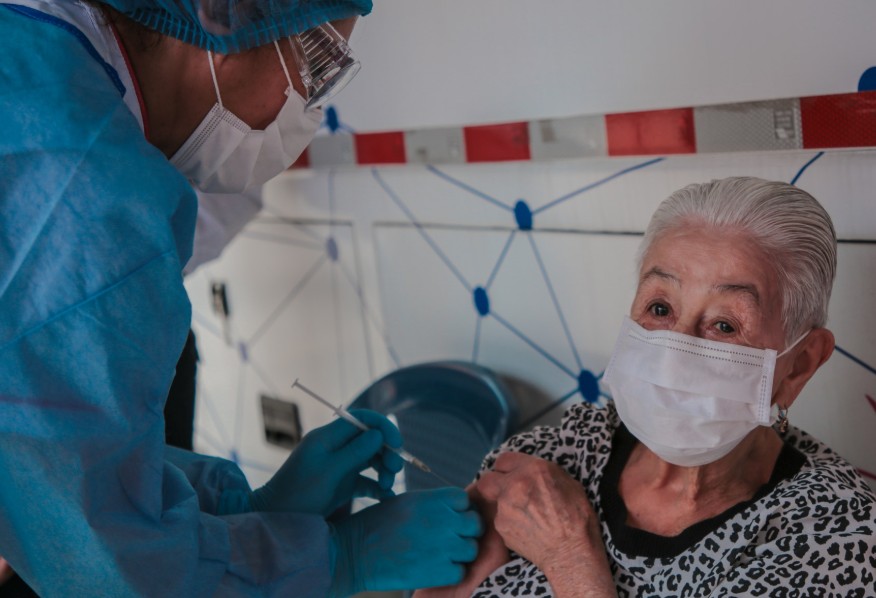 Salud inicia aplicación de tercera dosis anti-COVID a mayores de 50 y personal sanitario con seis meses de intervalo