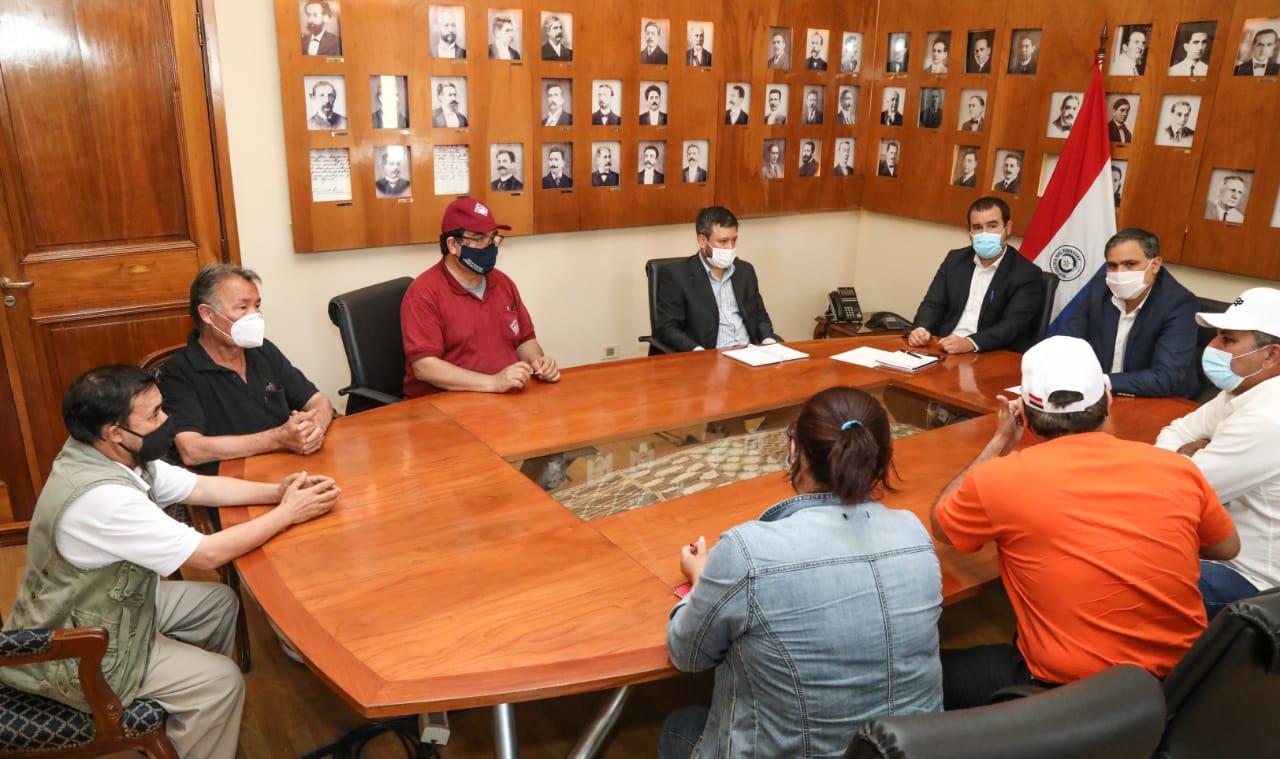 Hacienda y MEC se reúnen con docentes para analizar aumento salarial