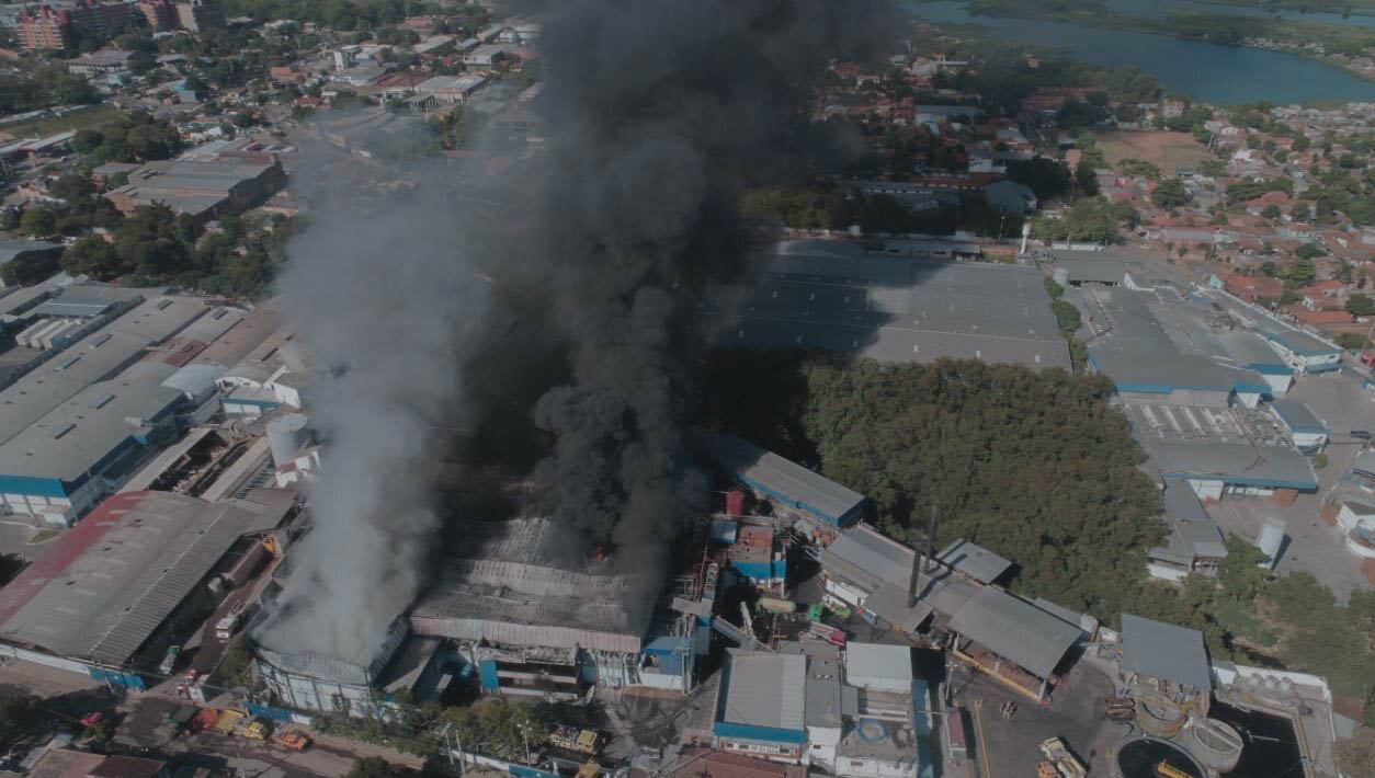 Colapsó techo de frigorífico incendiado, informan bomberos