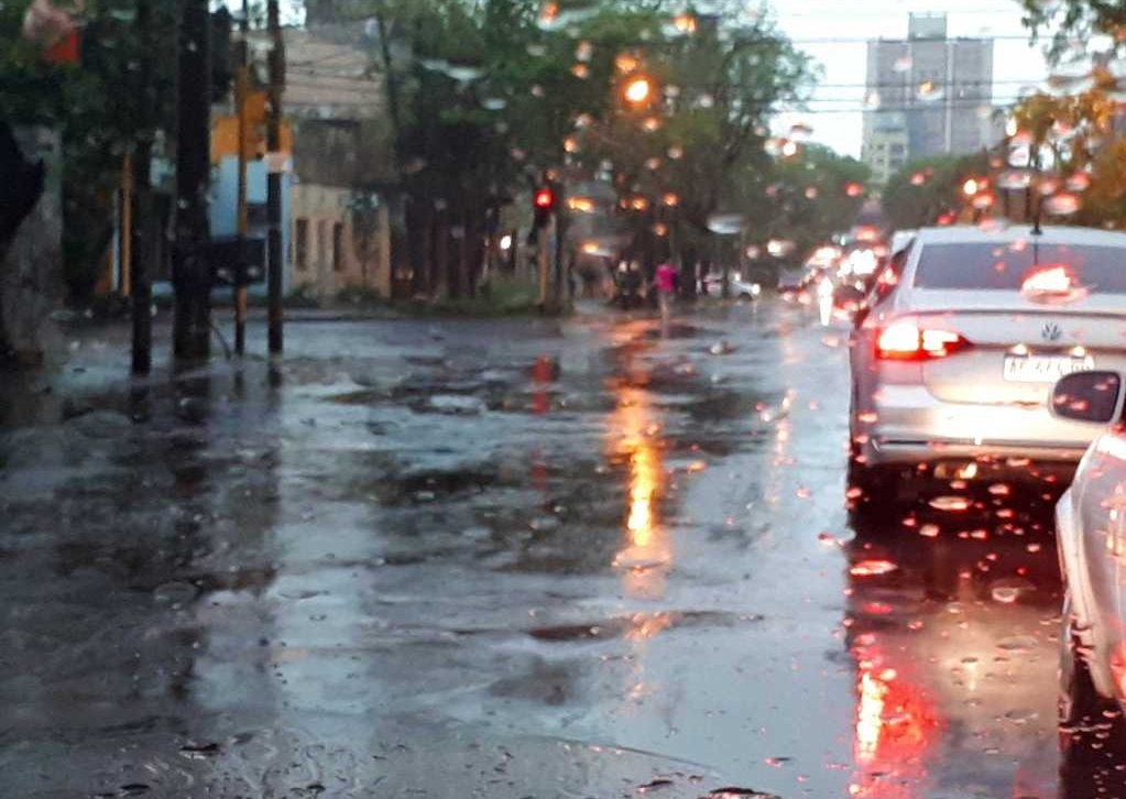 Pronostican jueves cálido y con lluvias