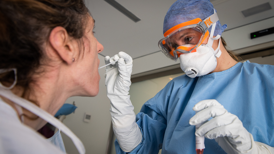 Paulatino repunte de contagios de COVID sirven “para abrir los ojos y prestar atención”, advierte médico