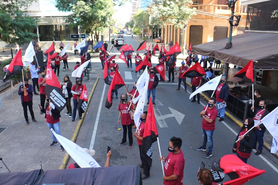 Docentes inician huelga en reclamo de reajuste salarial