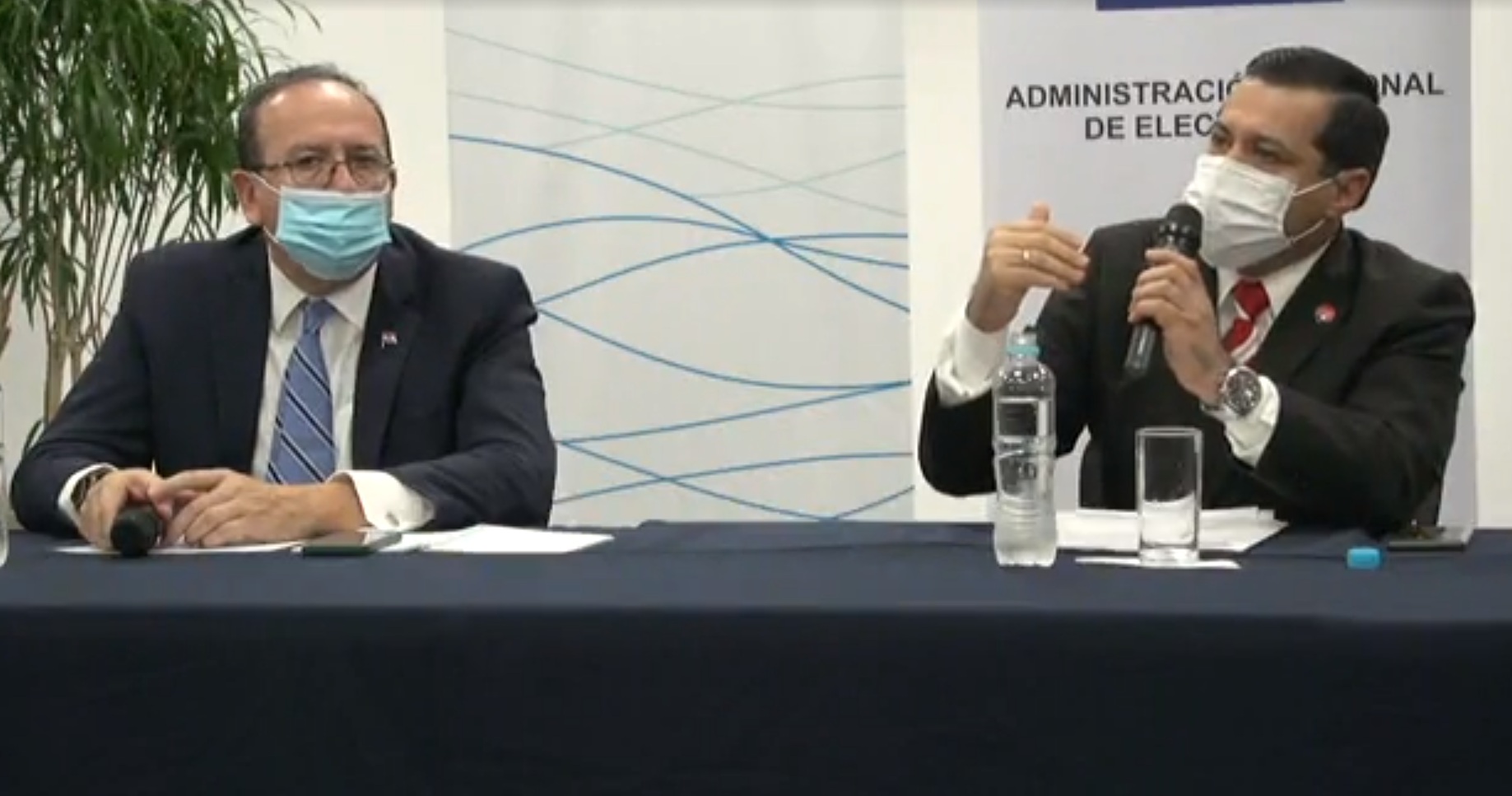 Autoridades aseguran que no existe intención de reducir tarifa eléctrica al Brasil y que la negociación continúa