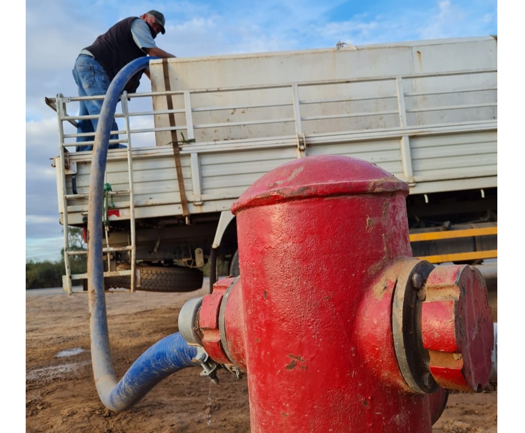 Conforman comisión para asegurar distribución de agua ante emergencia hídrica en el país