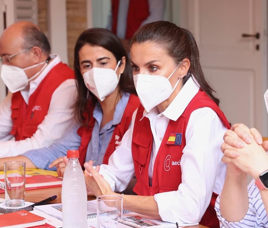 Diputada habló sin saber: “El chaleco de la Reina Letizia es un símbolo de la Cooperación Española”, afirma fabricante