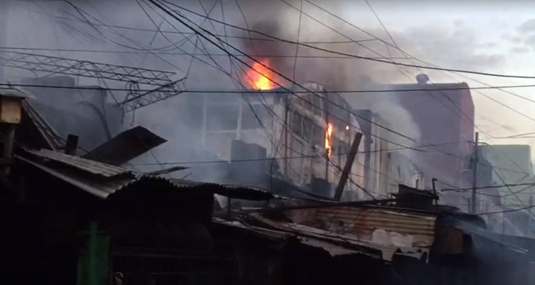 Enorme incendio consume locales de Mercado 4