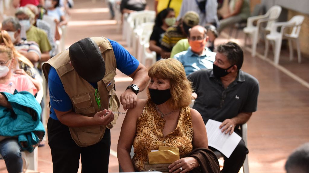 Salud amplía llamado para vacunación con tercera dosis e intensifica estrategias para primera dosis