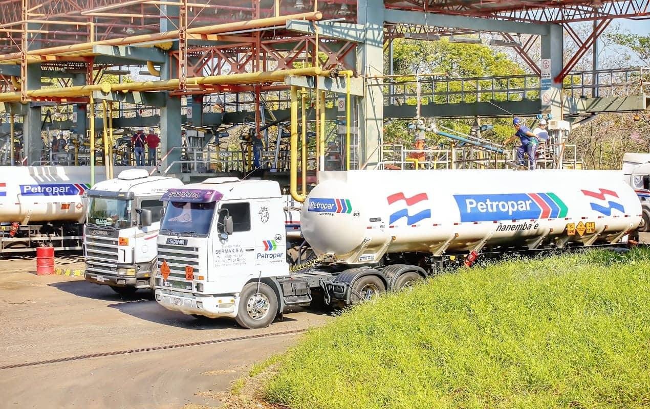Funcionarios de PETROPAR bloquean accesos a plantas como medida de protesta