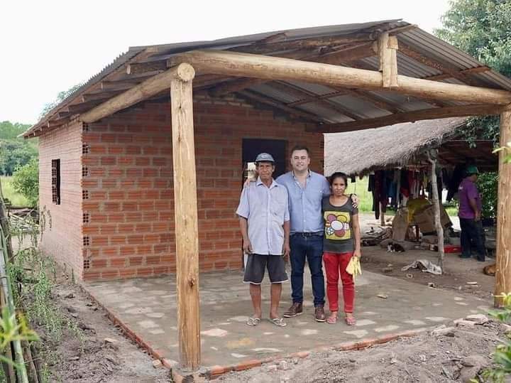 Intendente de Moisés Bertoni cumplió el sueño de la casa propia a una familia con su primer sueldo