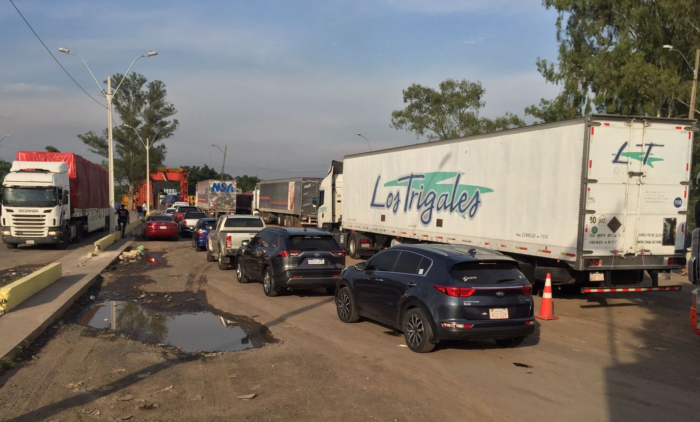 El martirio de Falcón: Largas filas, lentitud y mucho calor